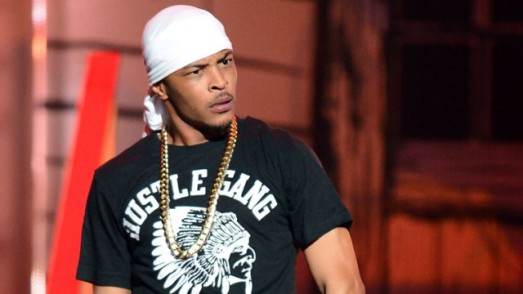 T.I : il repousse une fan qui tente de l’embrasser