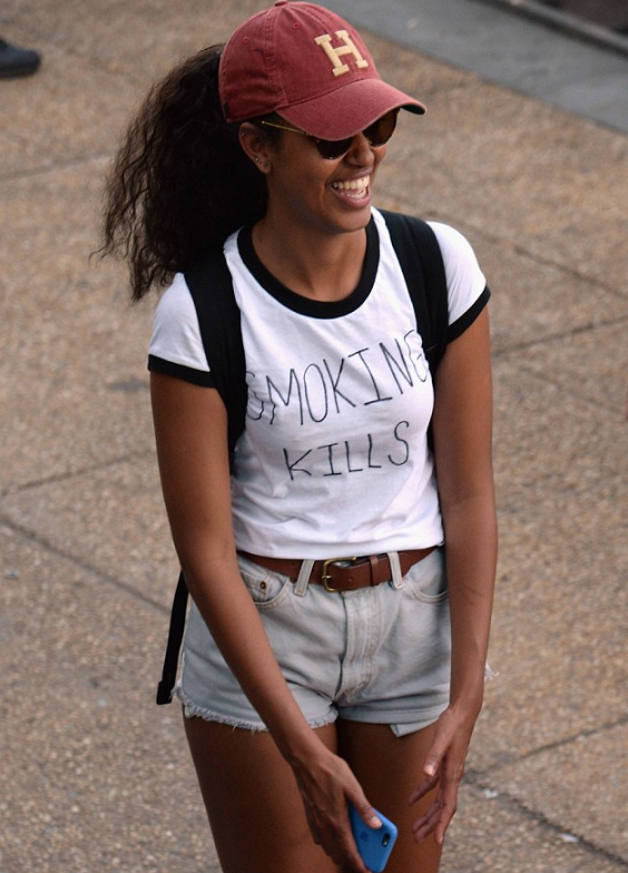 Après avoir fumé Malia Obama revient avec un T-shirt ''Fumer tue''...Vidéo