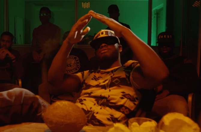 Benash dans son clip "Coco".
