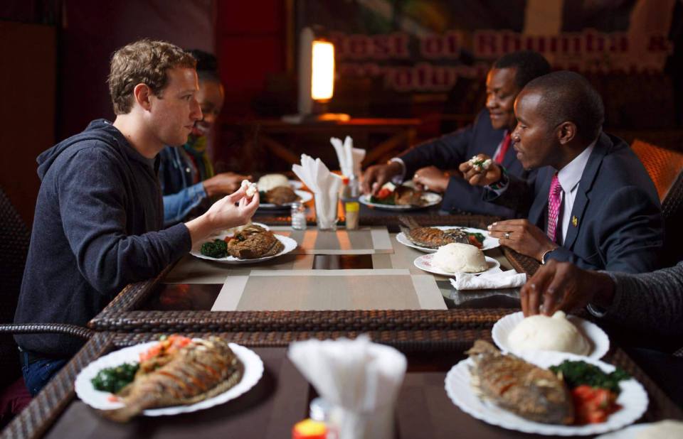 Mark Zuckerberg : il découvre l'univers culinaire africain en dégustant un bon foufou (photos)